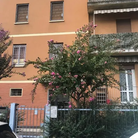 4 Posti Letto In Zona Tranquilla E Ben Servita, Un Matrimoniale E Un Divano Letto Matrimoniale Facebook Massimo Bobo Aquili Apartment Bologna